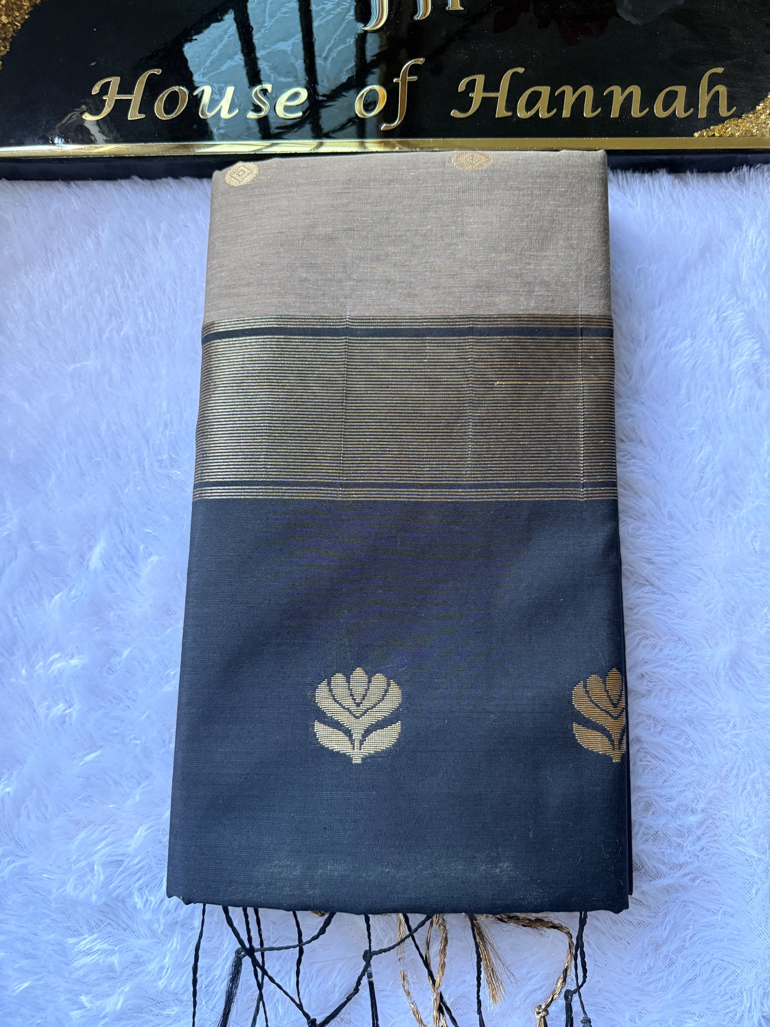 Handloom Cotton Saree — Beige & Navy